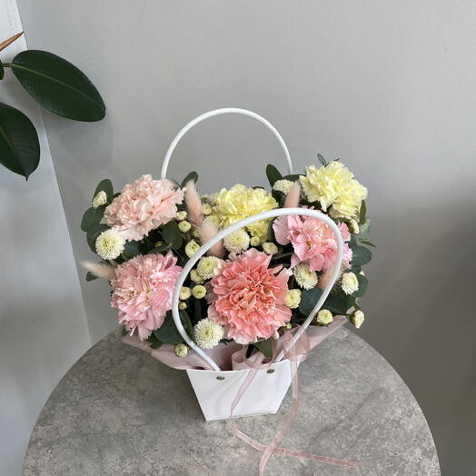 Яркая сумочка из диантусов ️💛💕