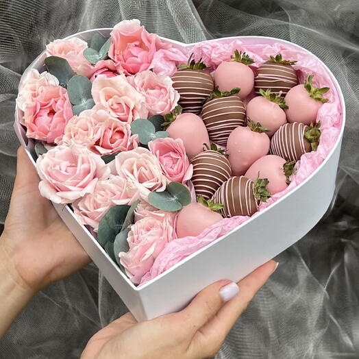 Сердце с клубникой в розовых оттенках