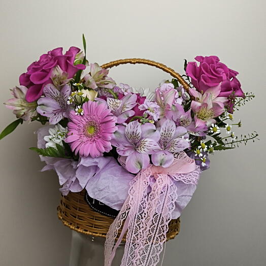 Нежная композиция с французскими розами и гермини в корзиночке 💜