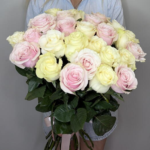 25 rosas ecuatorianas mezcla blanca y rosa 50 cm