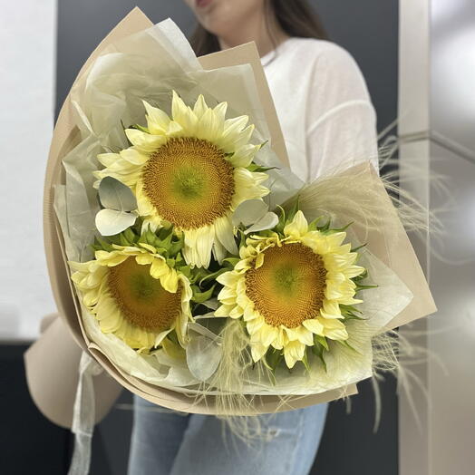 🌻🍃 Букет из сливочных подсолнухов с ковылем и эвкалиптом
