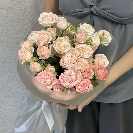 Букет из 7 кустовых роз микс в оформлении 💐