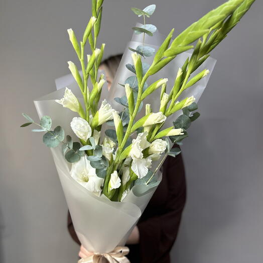 Самый сезонный букет из 5 белых гладиолусов с эвкалиптом 🤍🌿