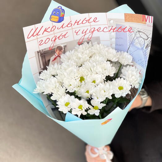 Букет в школу из 5 ромашковых хризантем