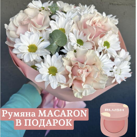 Букет из ромашек и французских роз «Нежность» + подарок от
Vivienne Sabo - румяна MACARON