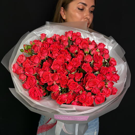 Букет из 25 кустовых коралловых роз