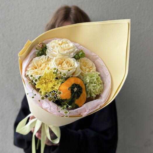 Букет с кустовой розой мунлайт , гвоздиками и декоративной тыквой в фоамиране