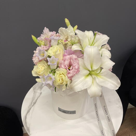 Композиция с лилией, гладиолусами и колокольчиками🌸