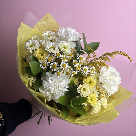 Букет с кустовой ромашкой, диантусами и рускусом