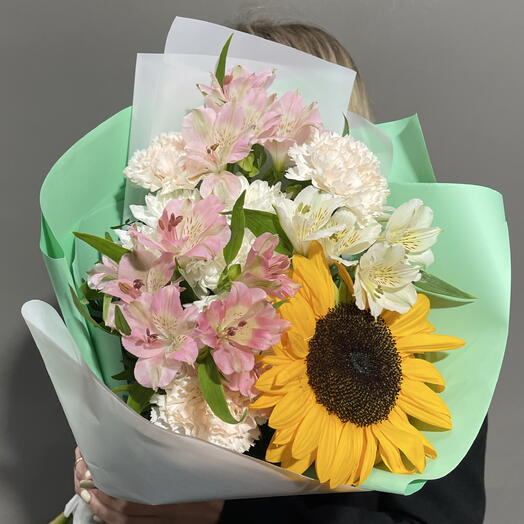 Букет с подсолнухом и альстромерией🌻🦋