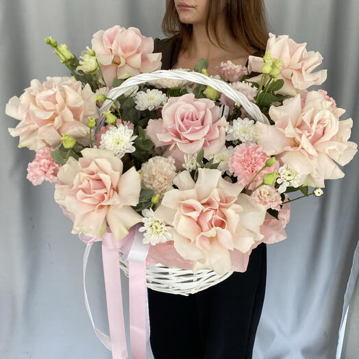 Корзина «Розовый рай» с французскими розами, хризантемой, эустомой💗🌸
