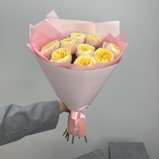 9 пионовидные розы💛