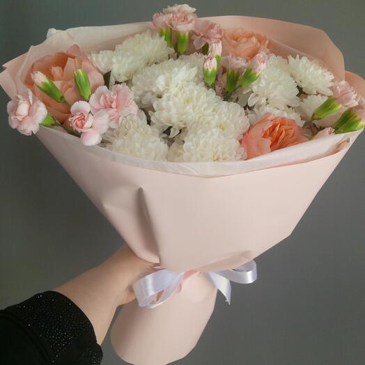 Авторский букет из роз, кустовой гвоздики и кустовой хризантемы