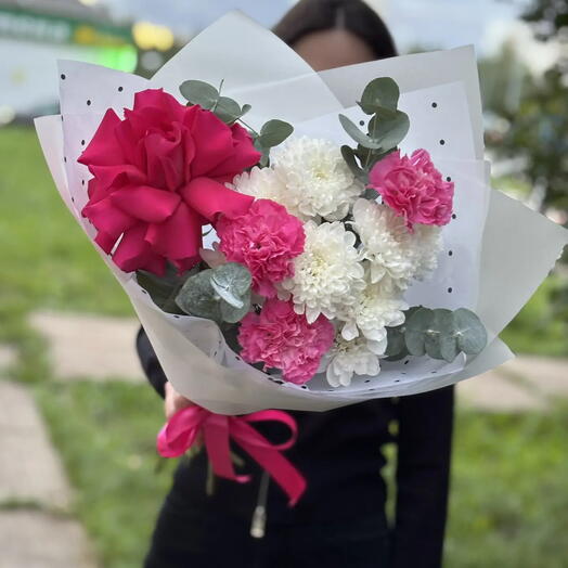 Букет из хризантемы ажурной розы и диантусов