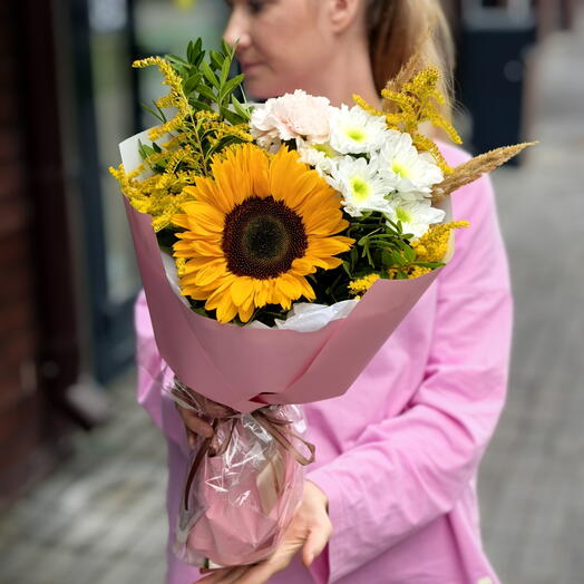 Букет с подсолнухом, солидаго и хризантемой