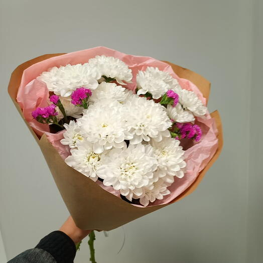 Букет из хризантем и статицы в крафте