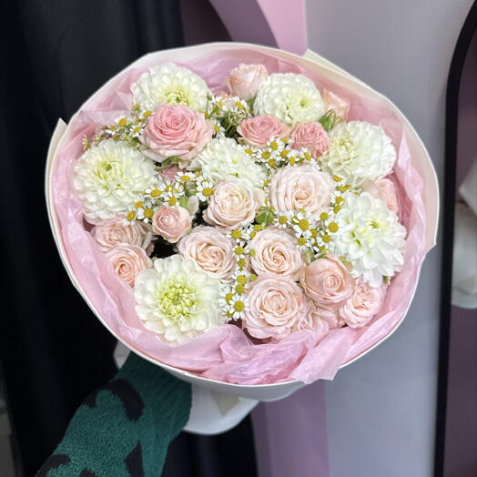 Нежное пралине с георгинами, кустовыми розами и ромашкой