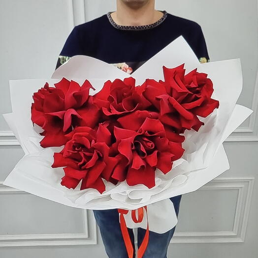 Букет рафаэлло из французских роз в дизайнерской упаковке
