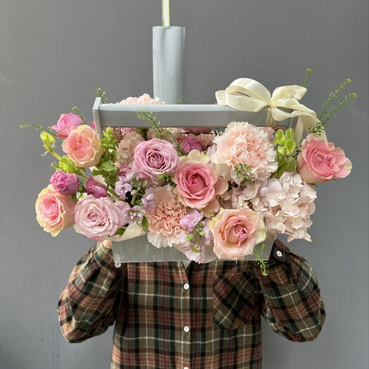 Нежно-розовая композиция с Розами в деревянном ящике 🌸