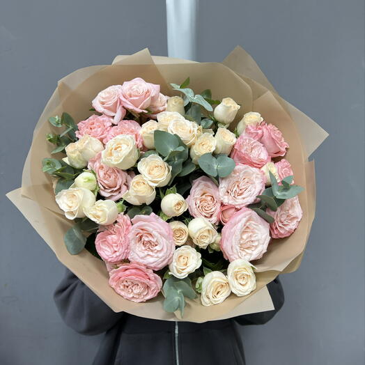Пионовидные кустовые розы с эвкалиптом 💕