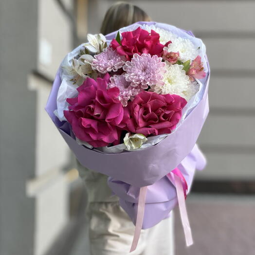 Букет «Ягодный мусс»🫐🍓с малиновыми французским розами, хризантемой и альстромерией😍