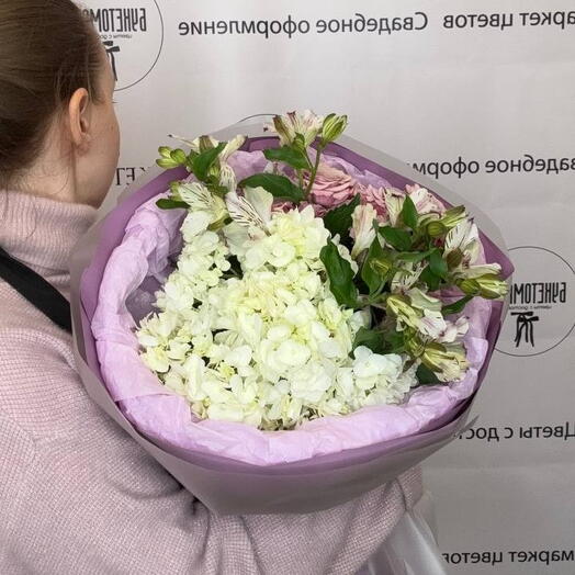 Букет с гортензией и альстромерией