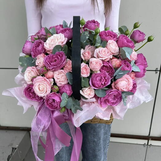 Корзинка с кустовыми пионовидными розами микс