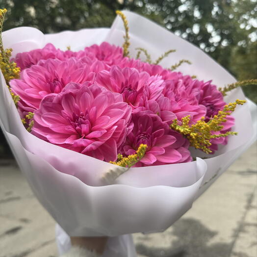 Георгины лотосы букет