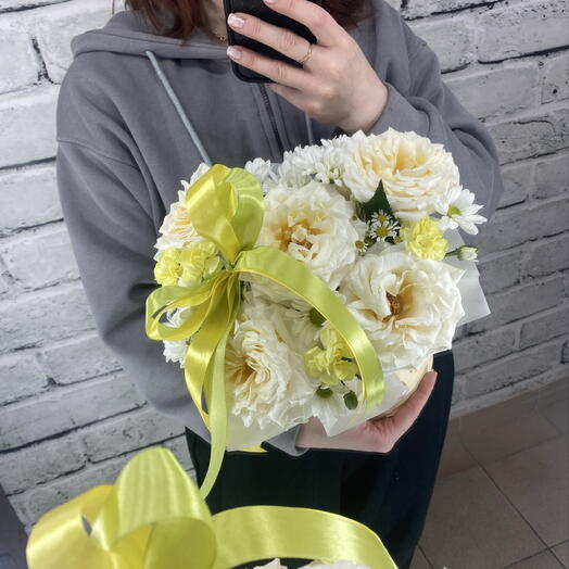 Композиция с пионовидными розами и ромашками