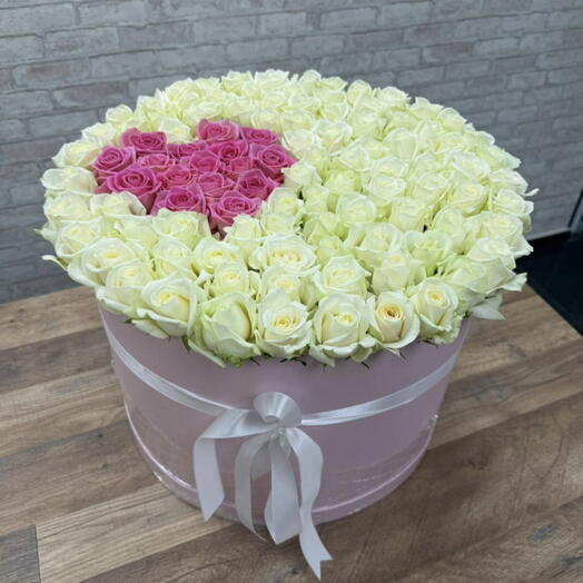 Коробка с белыми розами и сердцем из роз 101шт
