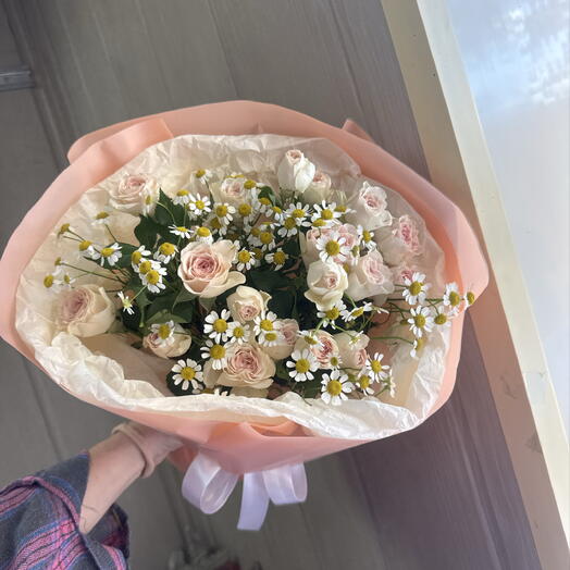 Букет кустовых роз с ромашками