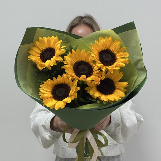 Стойкий букет из 5 больших подсолнухов в зеленой стильной упаковке🌻🌻🌻