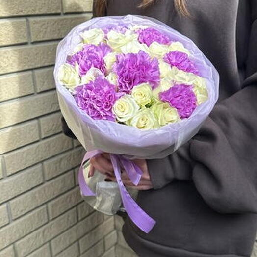 Букет из белых роз и сиреневых диантусов