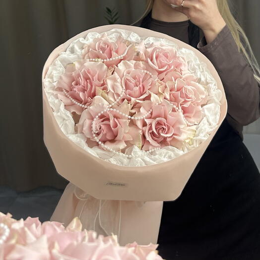 Нежные французские розы с бусинками