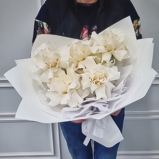 Белая французская роза в дизайнерской упаковке