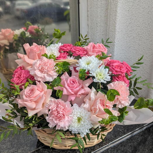 Корзина "Розовый сад" с розами, кустовыми розами, диантусами, буплерумом, хризантемой 🌸