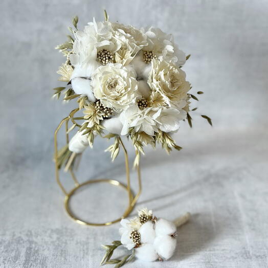 Bride's bouquet of dried flowers and stabilized flowers