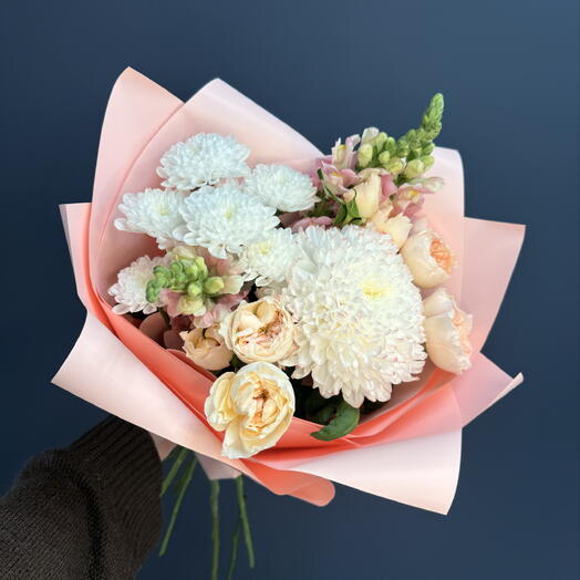 Букет из одноголовой и кустовой хризантем, кустовой пион розы и львиного зева