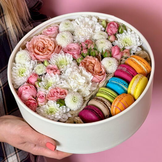 Коробочка с цветами и macarons «Уютного чаепития»
