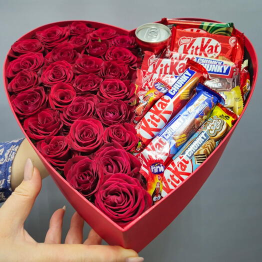 Подарок из 27 красных роз в коробке со сладостями kit-kat