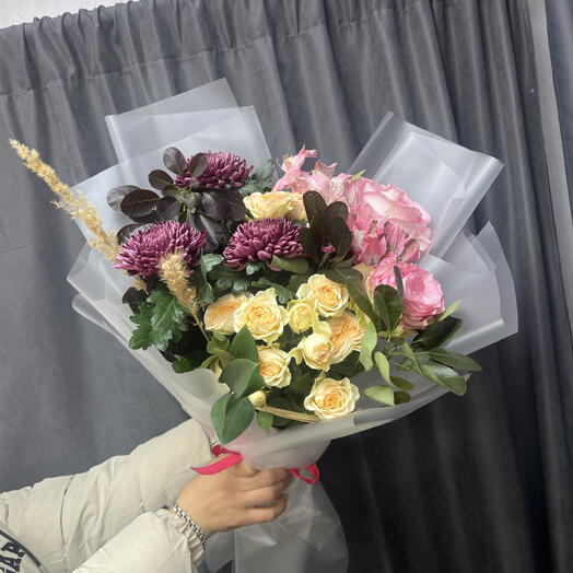 Яркий букет розы ,кустовые розы ,хризантемы бигуди и альстромерии