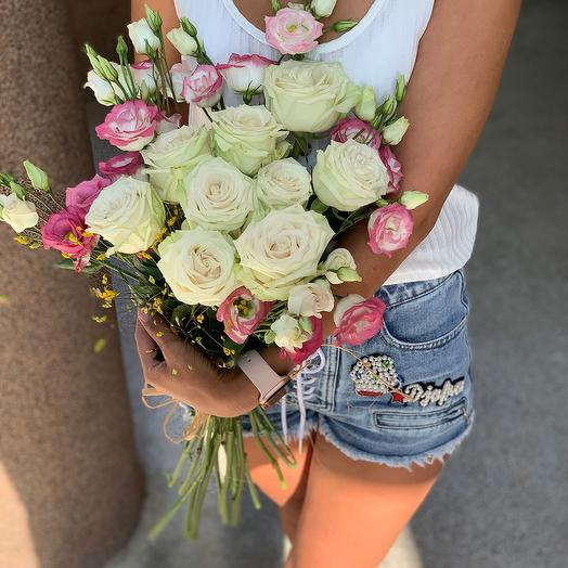 Розовые эустомы и белые розы