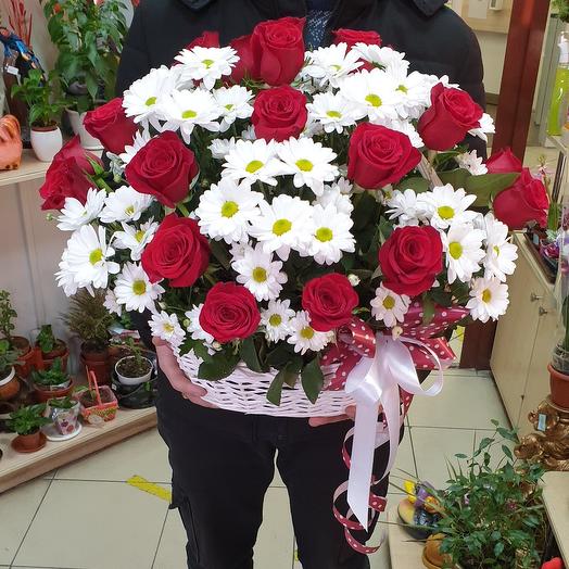 Корзина из роз и хризантем