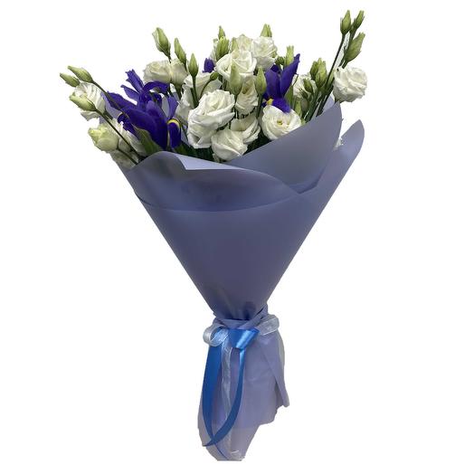 Bouquet of irises and lisianthus