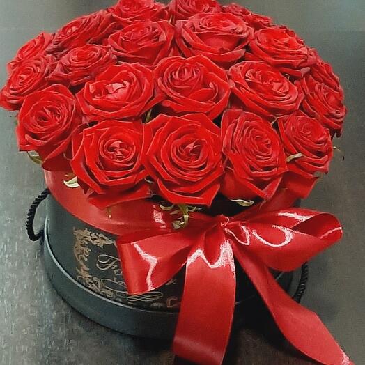 Red roses in a hatbox
