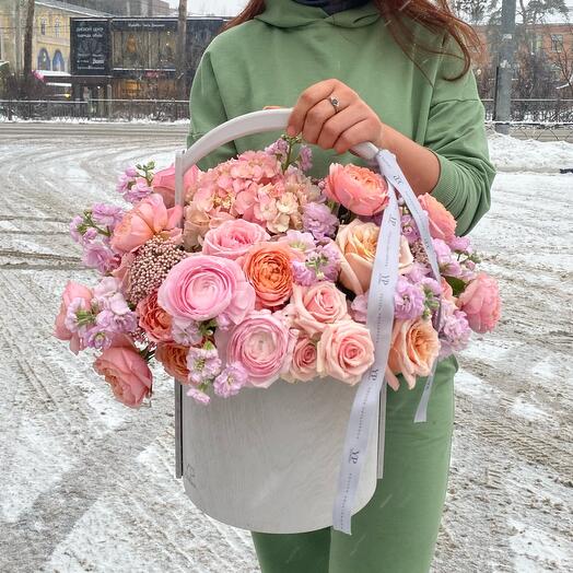 Композиция с ранункулюсами