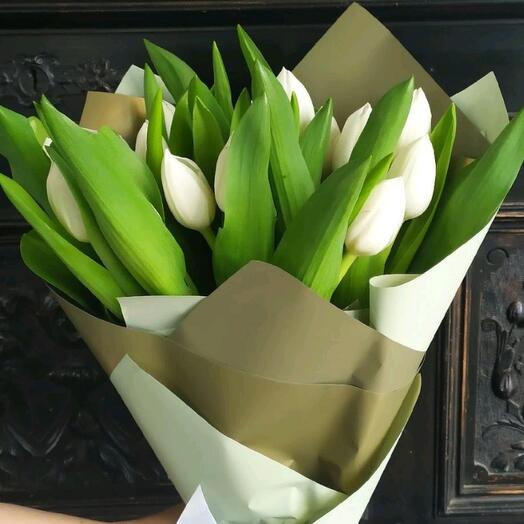 Букет из белых тюльпанов