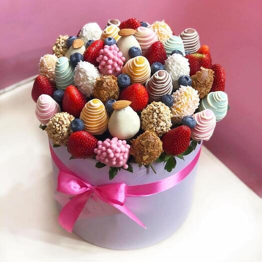 Клубничка в шляпной коробке L микс