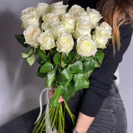 Ramo de 19 rosas blancas de 60 cm