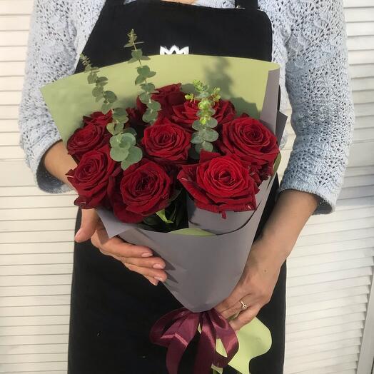 9 бордовых роз с эвкалиптом для любимой
